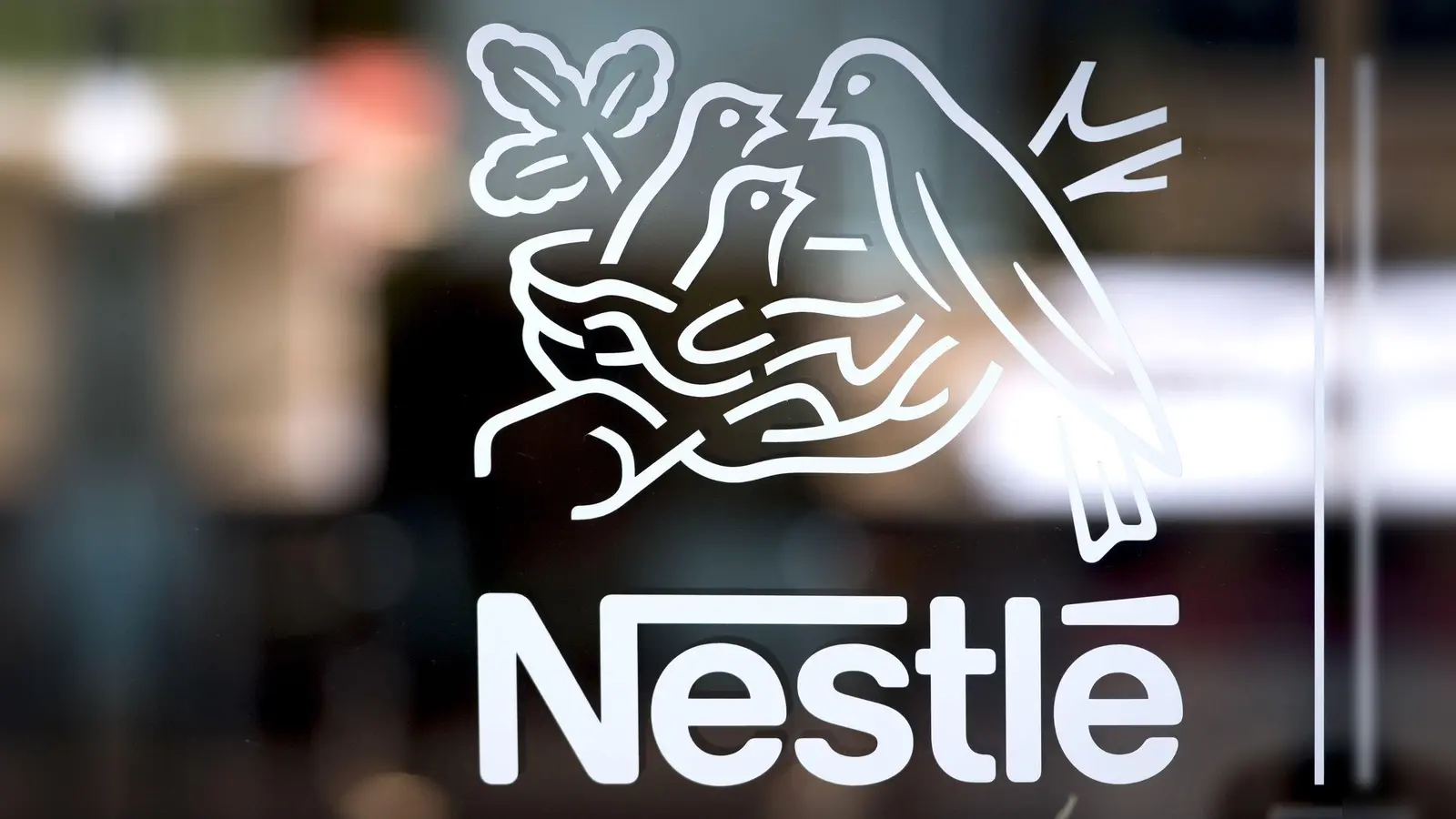 Nach dem zweiten Chefrauswurf innerhalb eines Jahres gerät die Nestlé-Aktie unter Druck. (Symbolbild) (Foto: Laurent Gillieron/KEYSTONE/dpa)