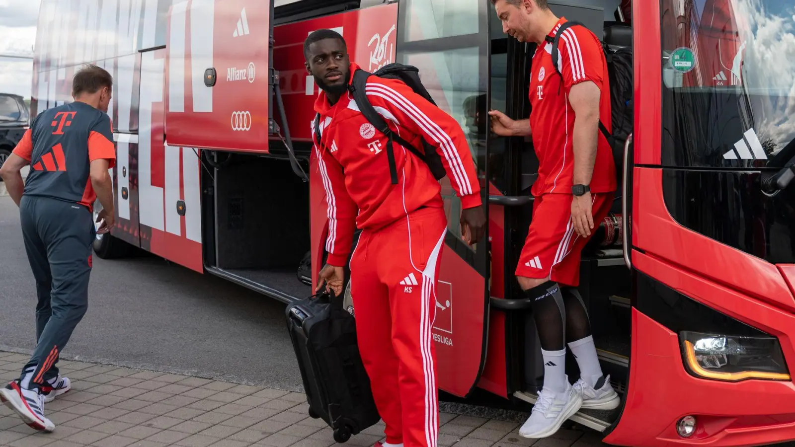 Für die Stars des FC Bayern wie Dayot Upamecano (m) steht jetzt Urlaub an. (Foto: Leonie Asendorpf/dpa)