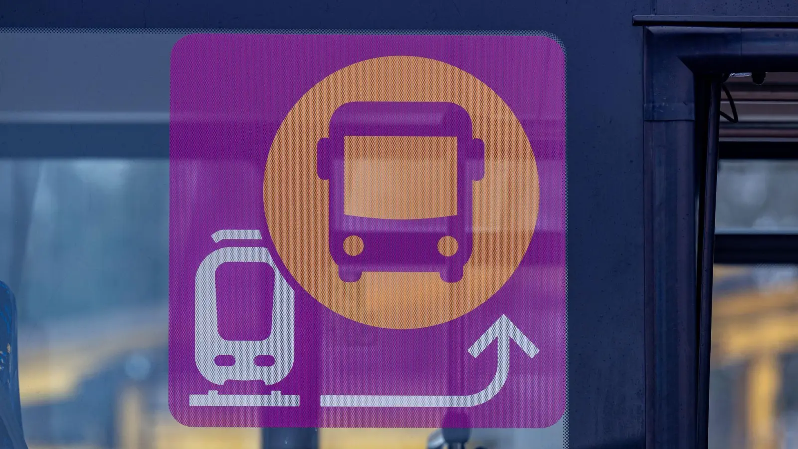 Die Korridorsanierung zwischen Obertraubling und Passau verläuft nach Plan. Es gibt deswegen Schienenersatzverkehr mit Bussen. (Archivbild) (Foto: Armin Weigel/dpa)