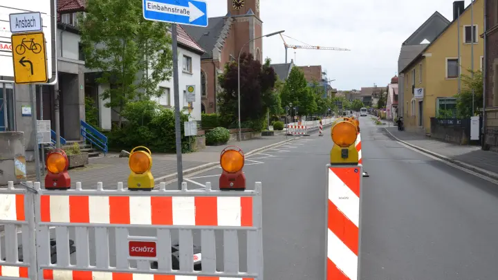 Nur in einer Richtung ist die Ansbacher Straße derzeit befahrbar. Eigentlich sollten Aus- und Umbau bis zum Herbst abgeschlossen sein, doch mittlerweile ist auch schon vom Frühjahr 2024 die Rede. (Foto: Patrick Lauer)