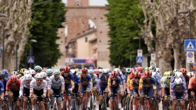 Die Fahrer während der dritten Etappe des Giro d’Italia. (Foto: Fabio Ferrari/LaPresse via ZUMA Press/dpa)