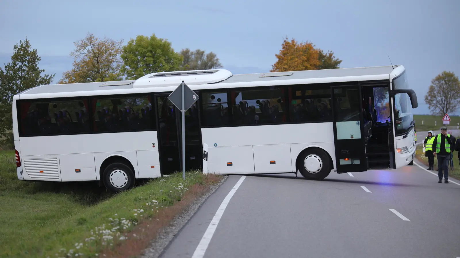 Zu erheblichen Behinderungen kommt es seit Freitagmorgen auf der Staatsstraße 2250.  (Foto: NEWS5 / Markus Zahn)