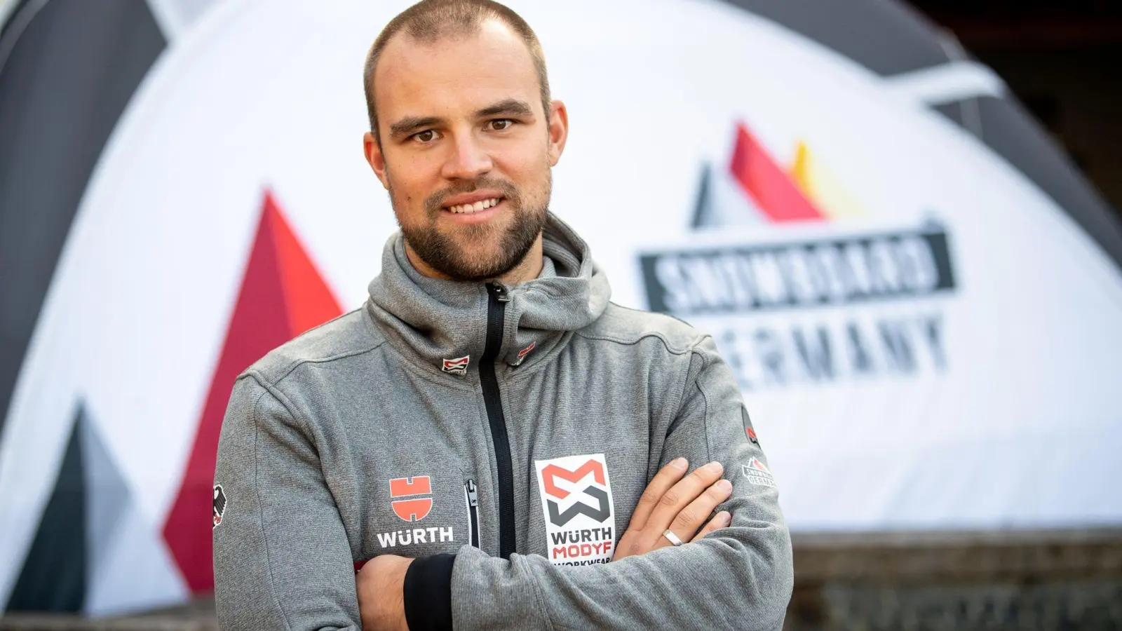 Martin Nörl hat seinen sechsten Weltcup-Sieg gefeiert und damit auch die Führung im Gesamtklassement übernommen. (Foto: Matthias Balk/dpa/Archivbild)
