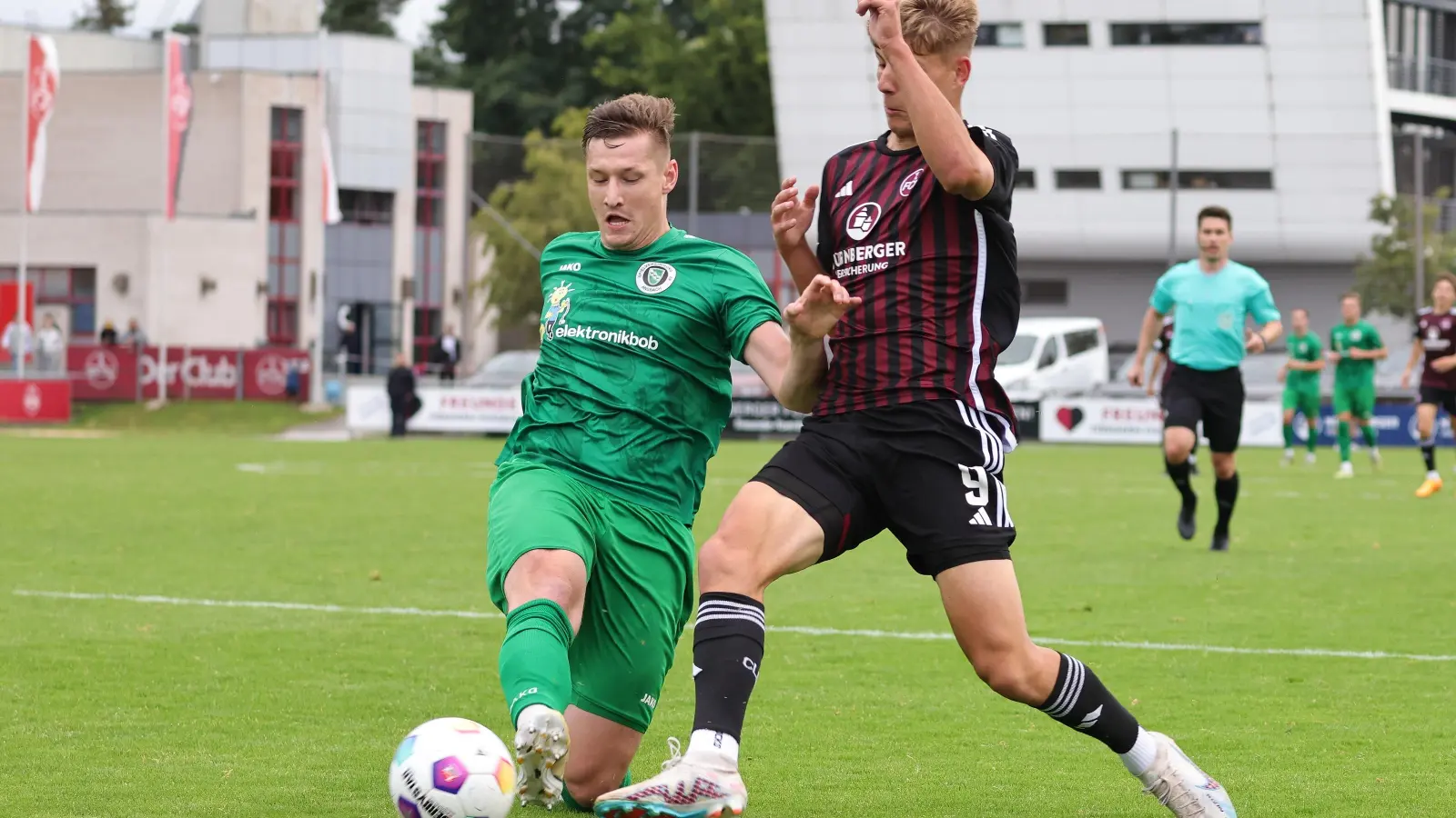 Club-Torjäger Julian Kania (rechts) beschäftigte die Ansbacher Abwehr (links Jonas Bayerlein). Der Nürnberger erzielte ein Tor und holte einen Elfmeter heraus. (Foto: Wolfgang Zink)