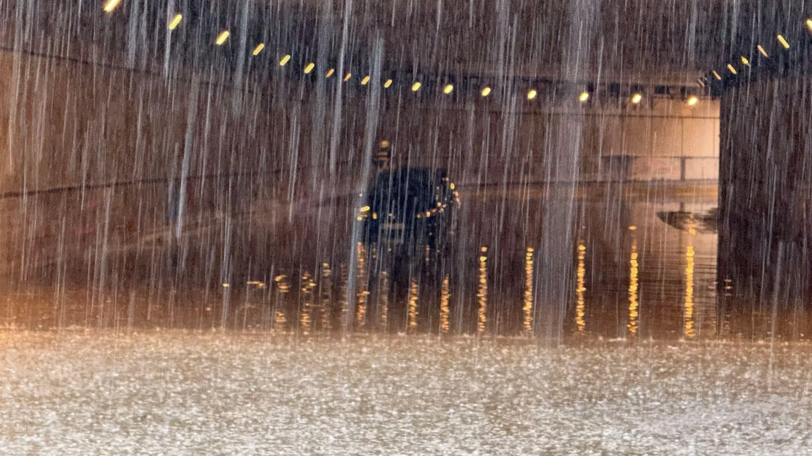 Der DWD warnt vor heftigem Starkregen (Archivbild).  (Foto: Ferdinand Merzbach/NEWS5/dpa)