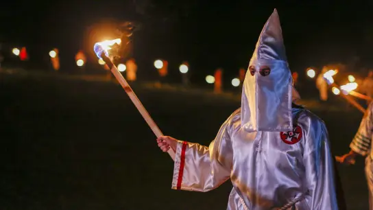 Auch heute noch gibt es in den USA Verbünde in der Tradition des berüchtigten rassistischen Ku-Klux-Klans. Ein entsprechender Verdacht in Deutschland ließ sich jedoch nicht zur Anklage bringen. (Archivbild) (Foto: Erik S. Lesser/EPA/dpa)