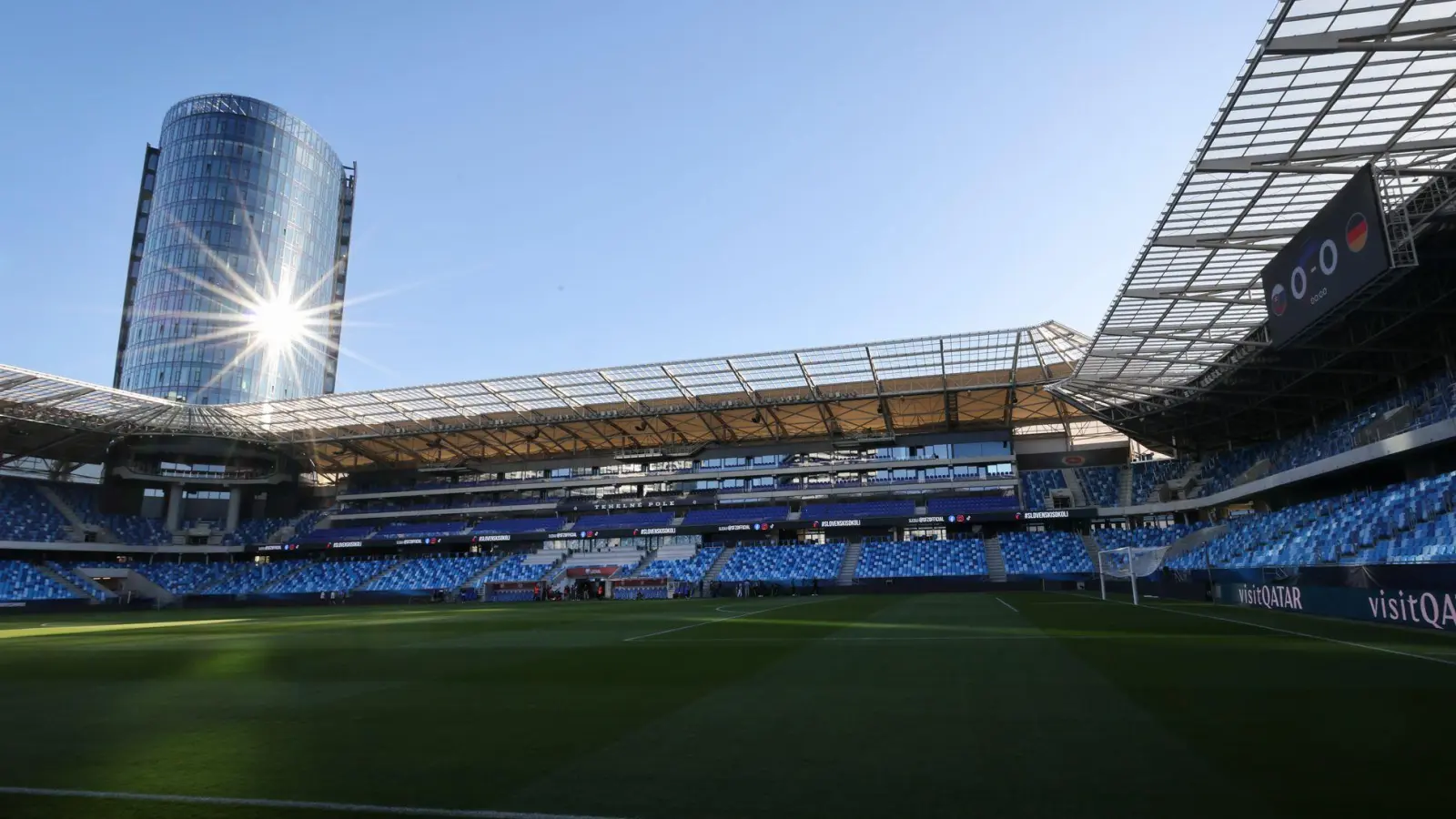 Hier wird gespielt: Blick ins Nationalstadion in Bratislava. (Foto: Christian Charisius/dpa)