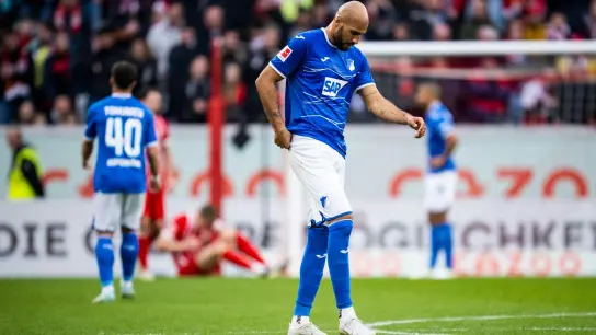 Hoffenheims John Anthony Brooks (M) reagiert unzufrieden nach dem Spiel. (Foto: Tom Weller/dpa)