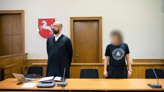 Weil er zur Tötung von Menschen aufgerufen haben soll, muss sich ein 55-Jähriger vor dem Landgericht Oldenburg verantworten. (Foto: Sina Schuldt/dpa)