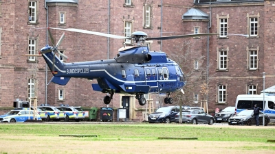 Ein Hubschrauber mit zwei festgenommenen Person an Bord landet in Karlsruhe beim Bundesgerichtshof (BGH). (Foto: Uli Deck/dpa)