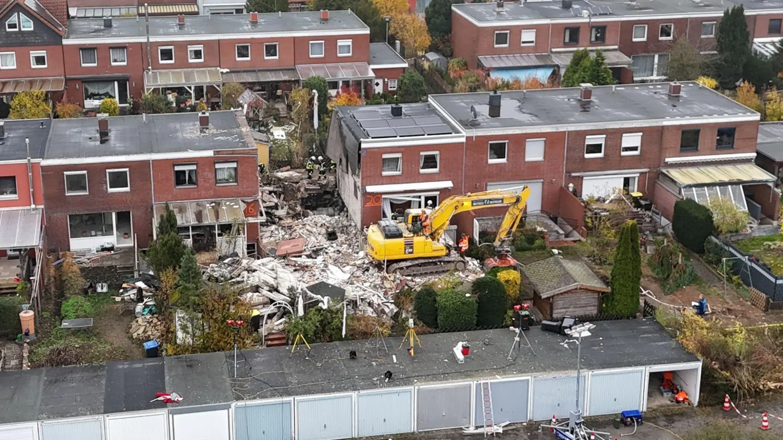 Nach der Suche nach einem 83 Jahre alten Bewohner bleibt von dem Reihenhaus nicht mehr viel übrig. (Foto: Benjamin Müller/dpa)