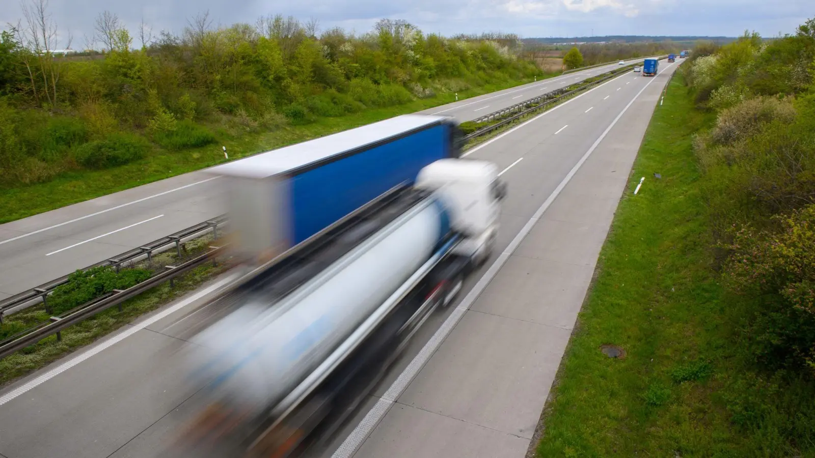 Lastwagen auf der A14 - die meisten Güter werden in Deutschland per Lkw transportiert. (Foto: Klaus-Dietmar Gabbert/dpa)
