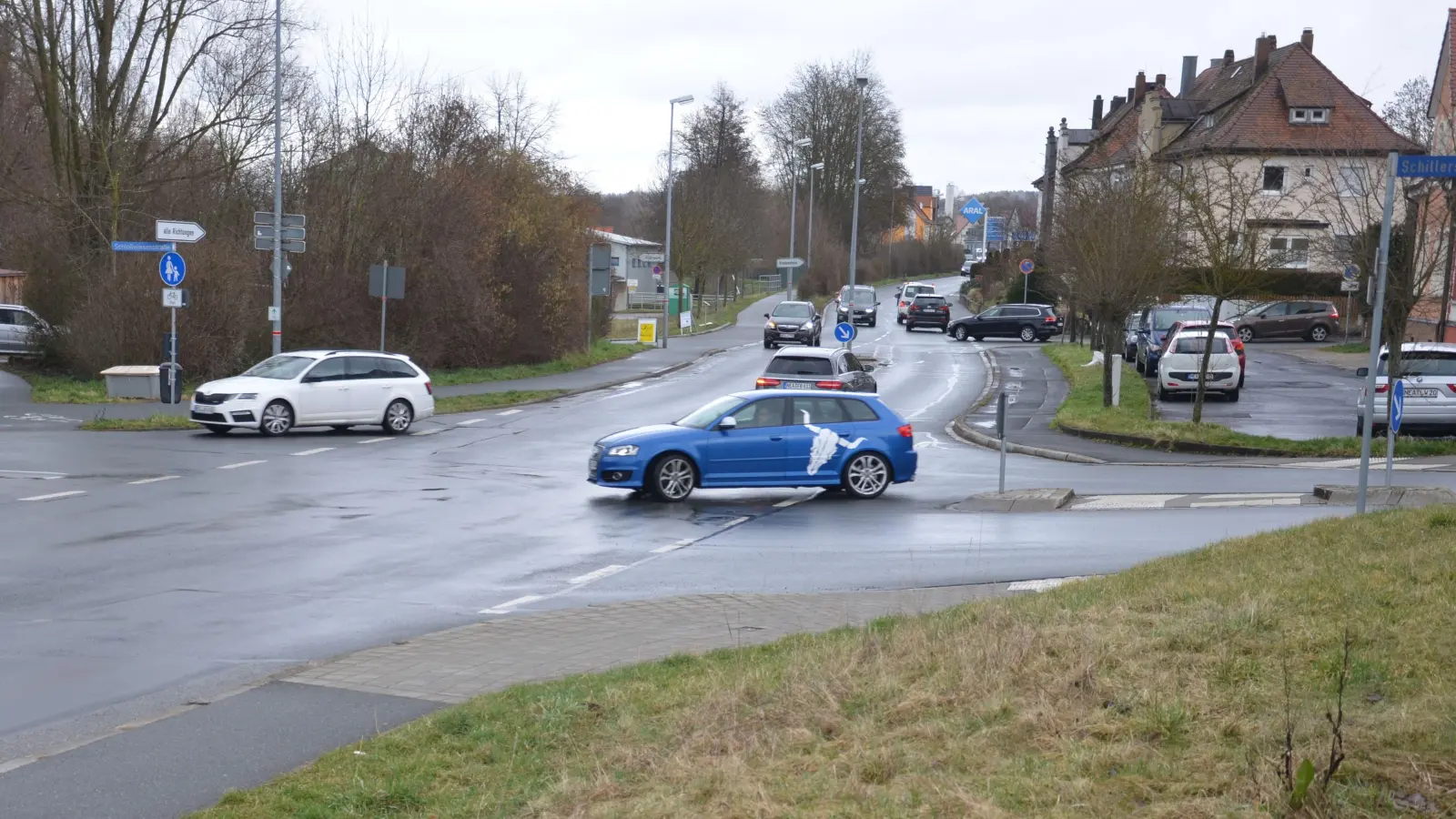 Um diese Kreuzung von Schlosswiesenstraße (links), Schillerstraße (rechts) und der Hauptverkehrsader Bamberger Straße geht es. Kann ein Kreisverkehr hier für Entspannung sorgen? (Foto: Patrick Lauer)