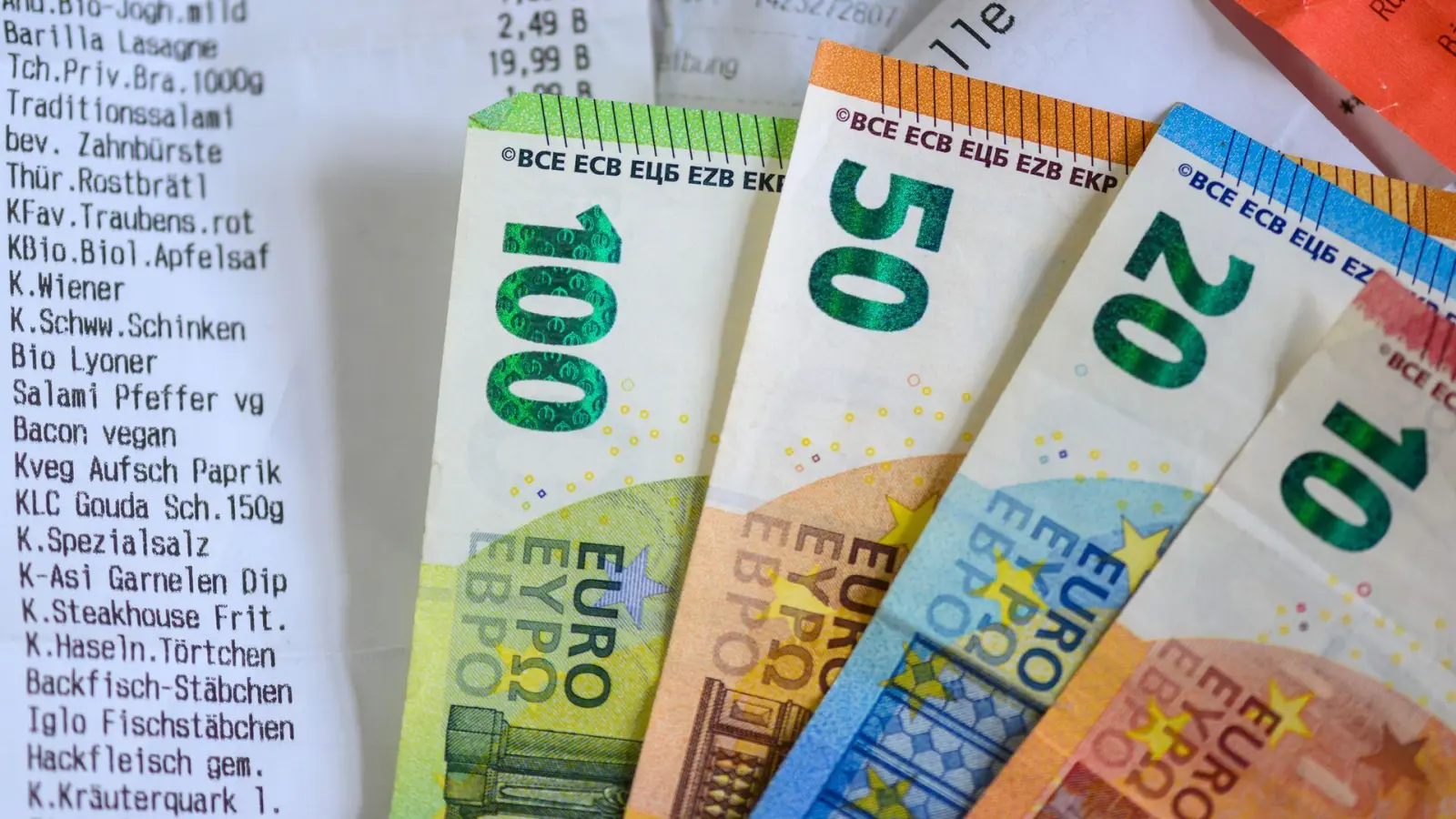 Die Angst vor steigenden Lebenskosten belegt schon zum 15. Mal Platz 1 der Rangliste (Symbolbild).  (Foto: Hendrik Schmidt/dpa)