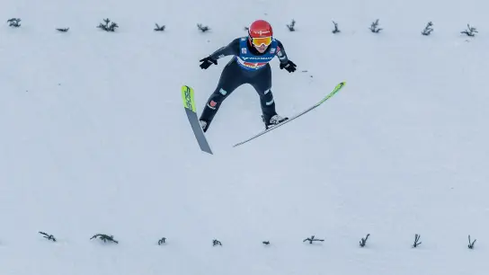Skispringerin Katharina Althaus siegte beim Weltcup in Sapporo. (Foto: Expa/Stefan Adelsberger/APA/dpa)