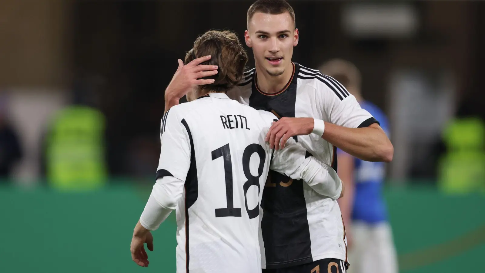 Torschütze Rocco Reitz (l) feierte sein Debüt in der U21-Nationalmannschaft. (Foto: Friso Gentsch/dpa)