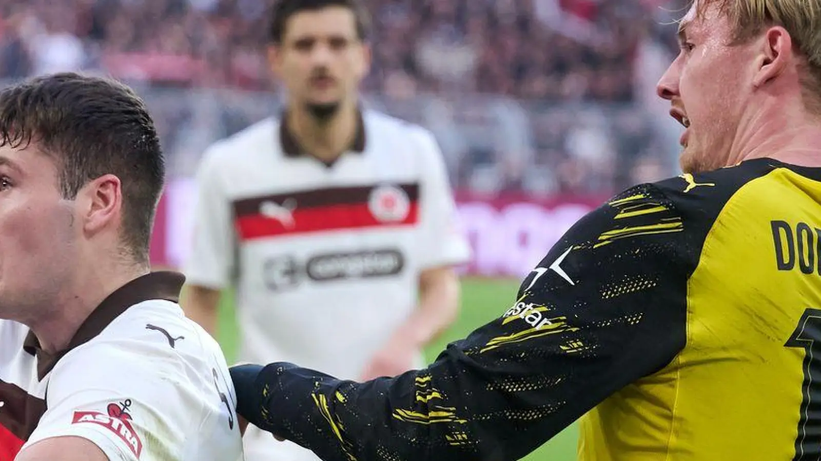 Nichts für Ästheten: Der BVB besiegt den FC St. Pauli. (Foto: Bernd Thissen/dpa)