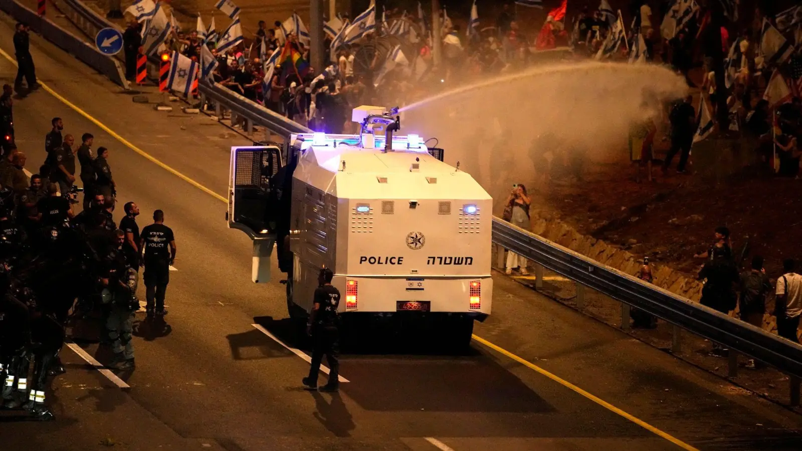 Die Polizei setzt einen Wasserwerfer ein, um Demonstranten zu zerstreuen, die in Tel Aviv demonstrieren. (Foto: Ariel Schalit/AP)