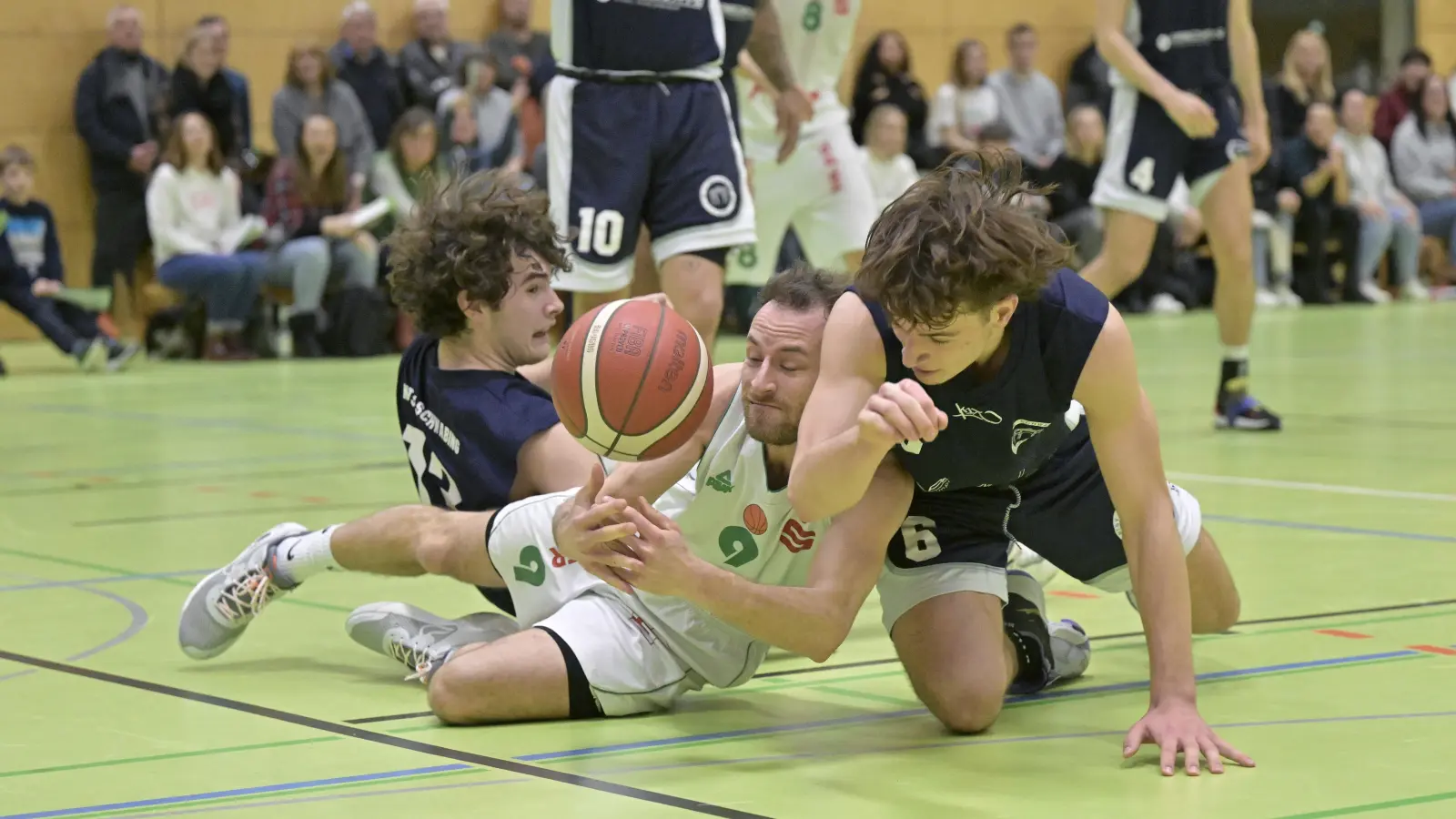 Wie schon beim ersten Spiel in Ansbach ist auch am Freitagabend wieder ein harter Kampf zu erwarten: Ansbachs Stefan Herrmann (in weiß) gegen die Schwabinger Toptalente Marco Frank (links) und Tin Udovicic. (Foto: Martin Rügner)