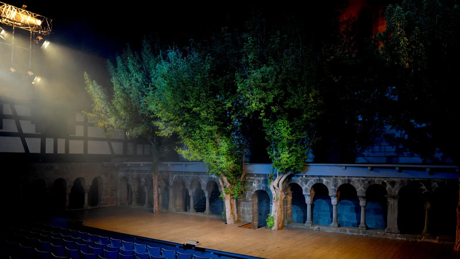 Die Zuschauer dürfen gespannt auf die Stücke sein, die nächstes Jahr im Feuchtwanger Kreuzgang aufgeführt werden sollen. (Foto: Andreas Strunz)