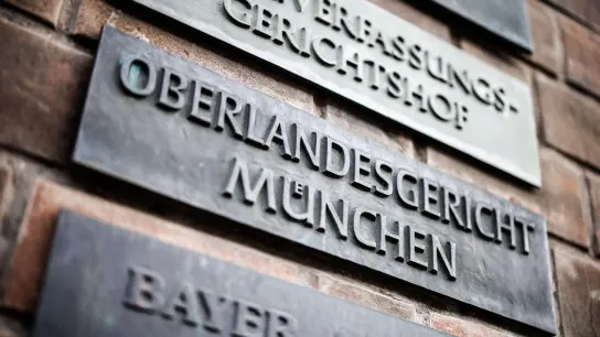 Der Schriftzug „Oberlandesgericht München“ ist auf einem Schild vom Oberlandesgericht zu sehen. (Foto: Matthias Balk/dpa)