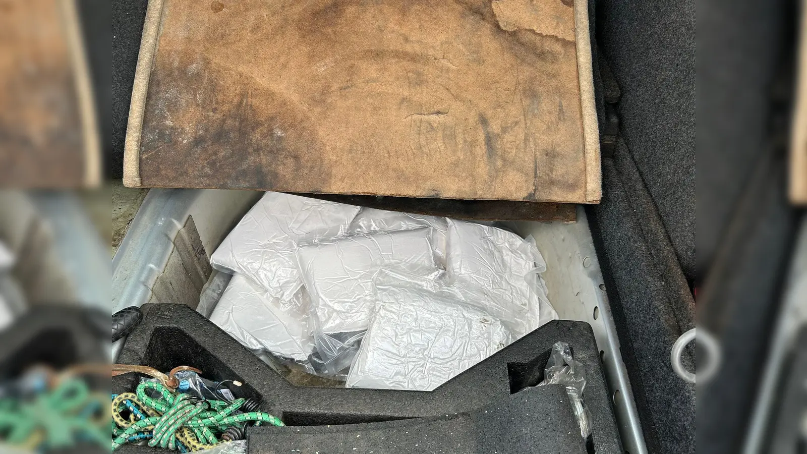 In dem Auto stießen die Beamten auf mehrere Päckchen Kokain. (Foto: -/Hauptzollamt Schweinfurt/dpa)