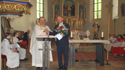 Der Pfarrer Jochen Scherzer dankte Johann Seitz beim Einweihungsgottesdienst für seinen großen Einsatz für die Sanierung. (Foto: Sandra Rödner)
