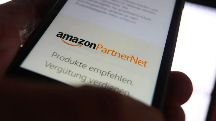 Das Partnerprogramm von Amazon funktioniert so, dass angemeldete Teilnehmer auf ihrer eigenen Internetseite Links zu Produkten im Amazon-Angebot setzen können. (Foto: Karl-Josef Hildenbrand/dpa)
