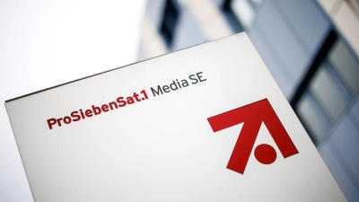 Das Logo und der Schriftzug der ProSiebenSat.1 Media SE ist an einer Säule zu sehen. (Foto: Matthias Balk/dpa/Archiv)