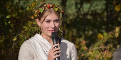 Die Scheinfelder Holzfee Nele I. (Nele Wiesinger) eröffnet den Grußwortreigen zur Jahresbaumpflanzung am Samstag, also vor dem eigentlichen Holztag. (Foto: Andreas Reum)