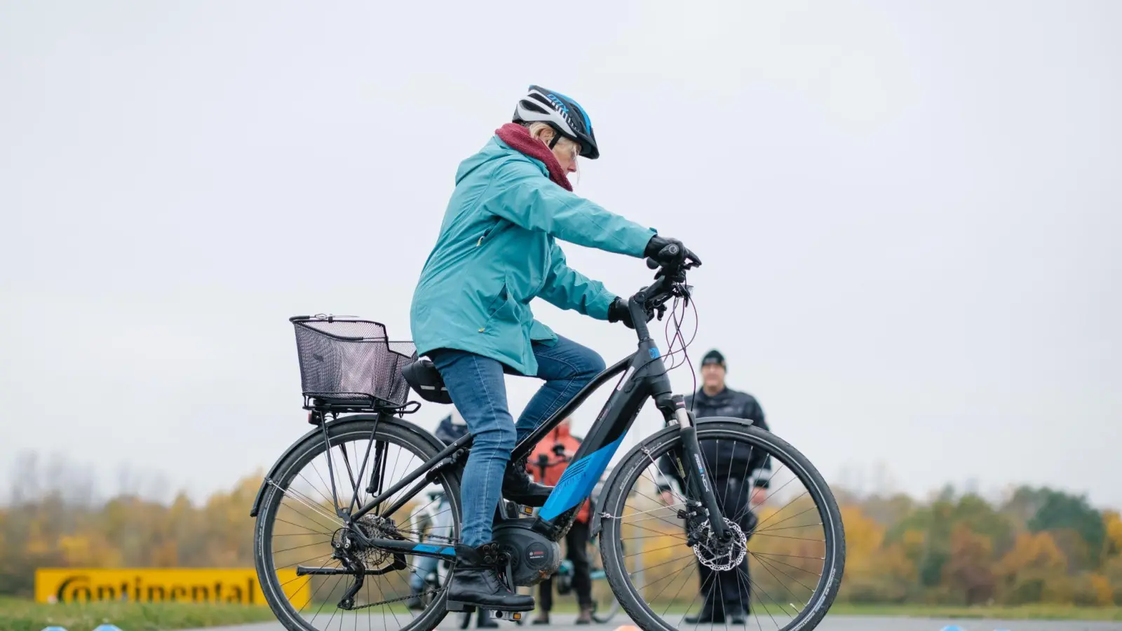 Im fortschreitenden Alter darf Bewegung nicht vernachlässigt werden. Eine Studie sieht Elektrofahrräder als perfektes Training. (Foto: Ole Spata/dpa/Archivbild)