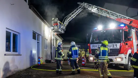 Da das Feuer rasch gelöscht wurde, begrenzt sich der Schaden auf wenige Quadratmeter Dachfläche. (Foto: Johann Schmidt)