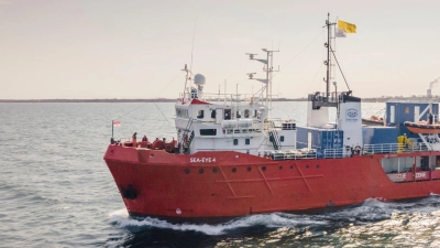 Die italienischen Behörden haben entschieden, dass das Rettungsschiff „Sea-Eye 4“ die kommenden 60 Tage nicht mehr auslaufen darf. (Foto: Maik Luedemann/Sea-Eye/AP/dpa)