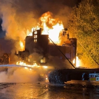 Die Löscharbeiten dauerten die ganze Nacht.  (Foto: Polizeiinspektion Stadtsteinach/dpa)