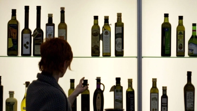 Sind Olivenflaschen einmal geöffnet, muss man damit rechnen, dass die frischen, grasigen Noten schon nach ein, zwei Monaten deutlich abnehmen. (Foto: Daniel Karmann/dpa/dpa-tmn)