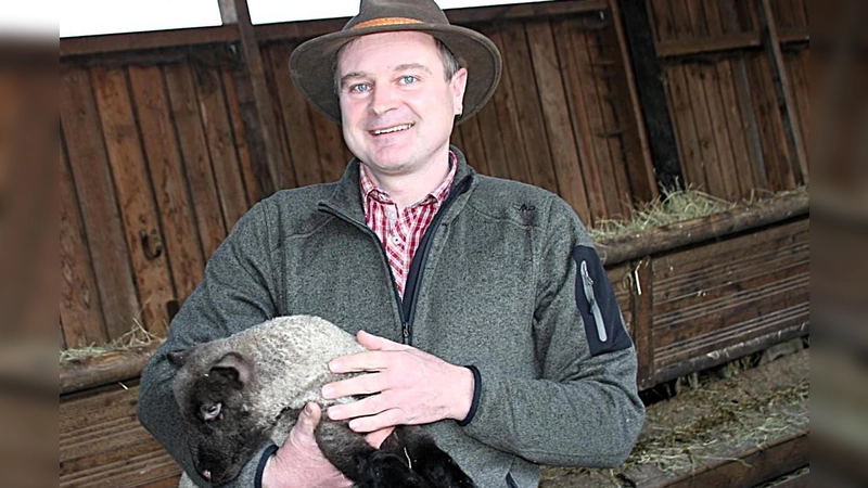 Andreas Schürz mit einem seiner Lämmer auf dem Arm. (Foto: Stefan Neidl)
