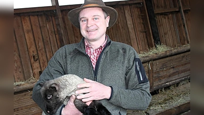 Andreas Schürz mit einem seiner Lämmer auf dem Arm. (Foto: Stefan Neidl)