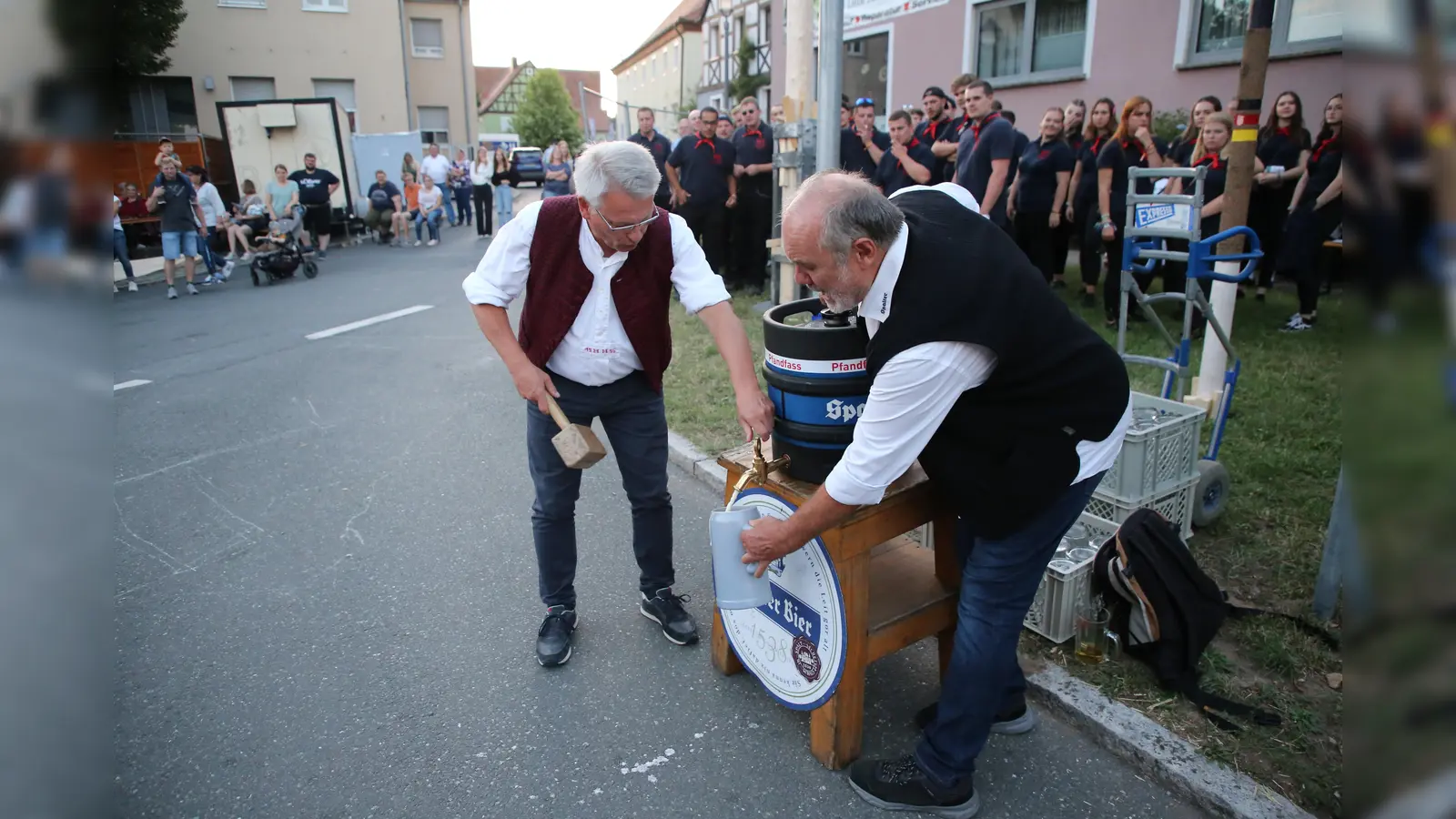 Bürgermeister Hans Henninger (links) wird die Kirchweih wieder mit dem traditionellen Bieranstich eröffnen. (Foto: Alexander Biernoth)