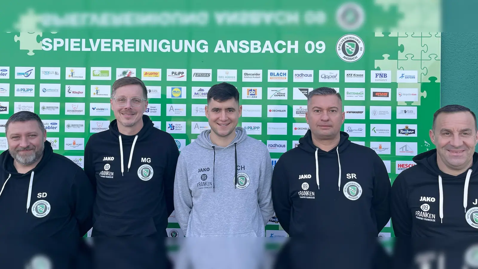Das SpVgg-Trainerteam mit den bewährten Kräften, von links: Stefan Dehm (Teammanager), Michael Griebel, Christoph Hasselmeier, Steed Ray und Jürgen Paul. (Foto:  SpVgg Ansbach/privat)