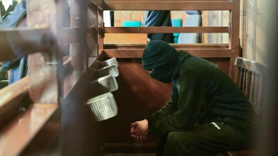 Der 19-Jährige ist unter anderem wegen versuchten Mordes angeklagt.  (Foto: Sebastian Christoph Gollnow/dpa)