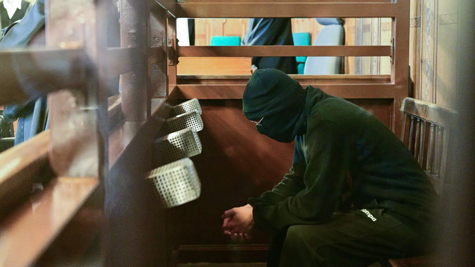 Der 19-Jährige ist unter anderem wegen versuchten Mordes angeklagt.  (Foto: Sebastian Christoph Gollnow/dpa)