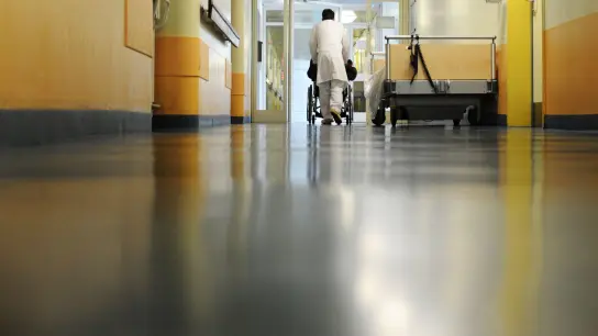 Ein Aufenthalt im Krankenhaus ist eine Ausnahmesituation - gerade auch für Menschen mit schwerer geistiger Behinderung. (Foto: Julian Stratenschulte/dpa/dpa-tmn)