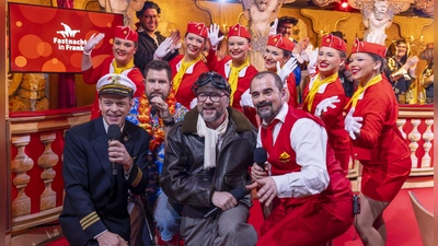 Hebt mit Evergreens ab: die A-cappella-Band Viva Voce samt Stewardessen. (Foto: BR/Leah Ruprecht)