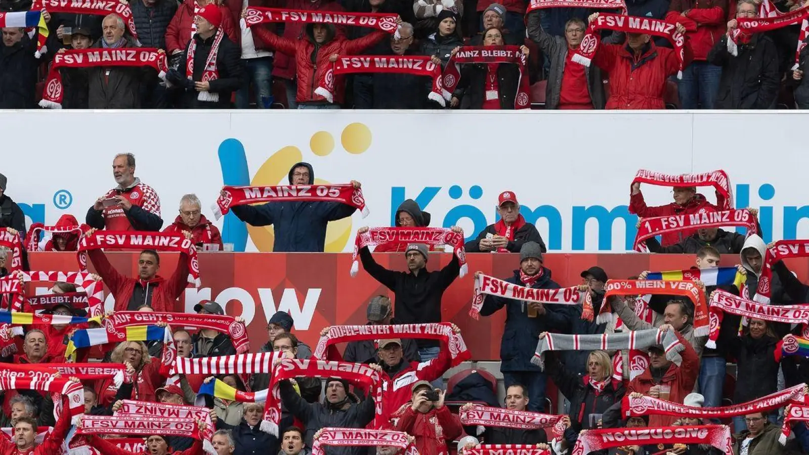 Mainzer Zuschauer singen die Vereinshymne. Am 7. Februar wird das Spiel gegen Union Berlin nachgeholt. (Foto: Jürgen Kessler/dpa)