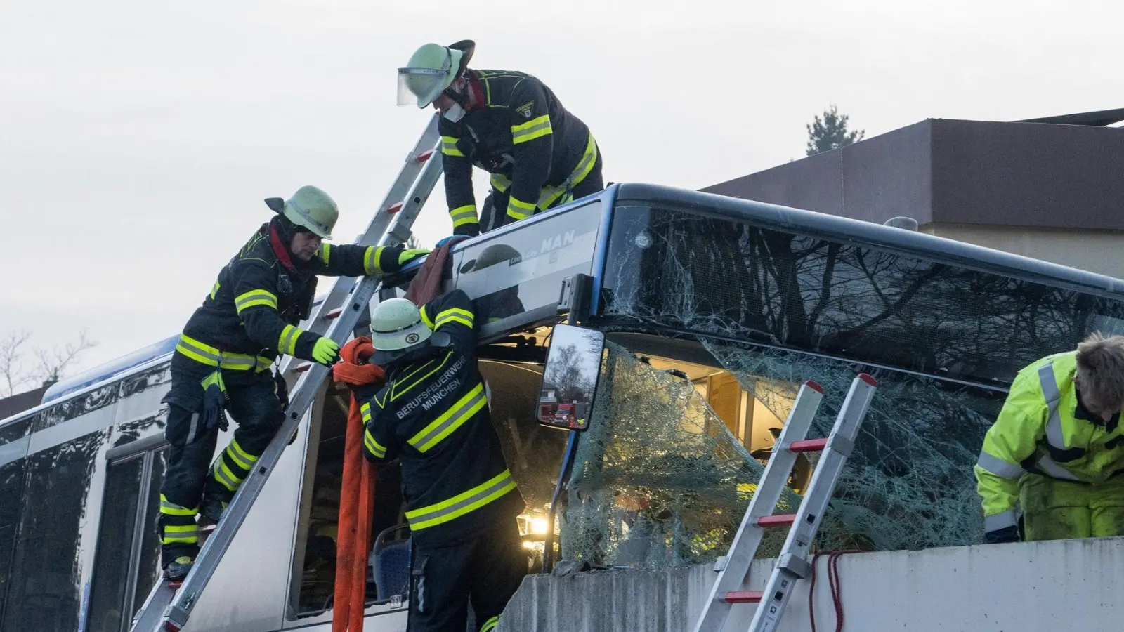 Die Feuerwehr war am späten Nachmittag vor Ort. (Foto: Stefan Puchner/dpa)