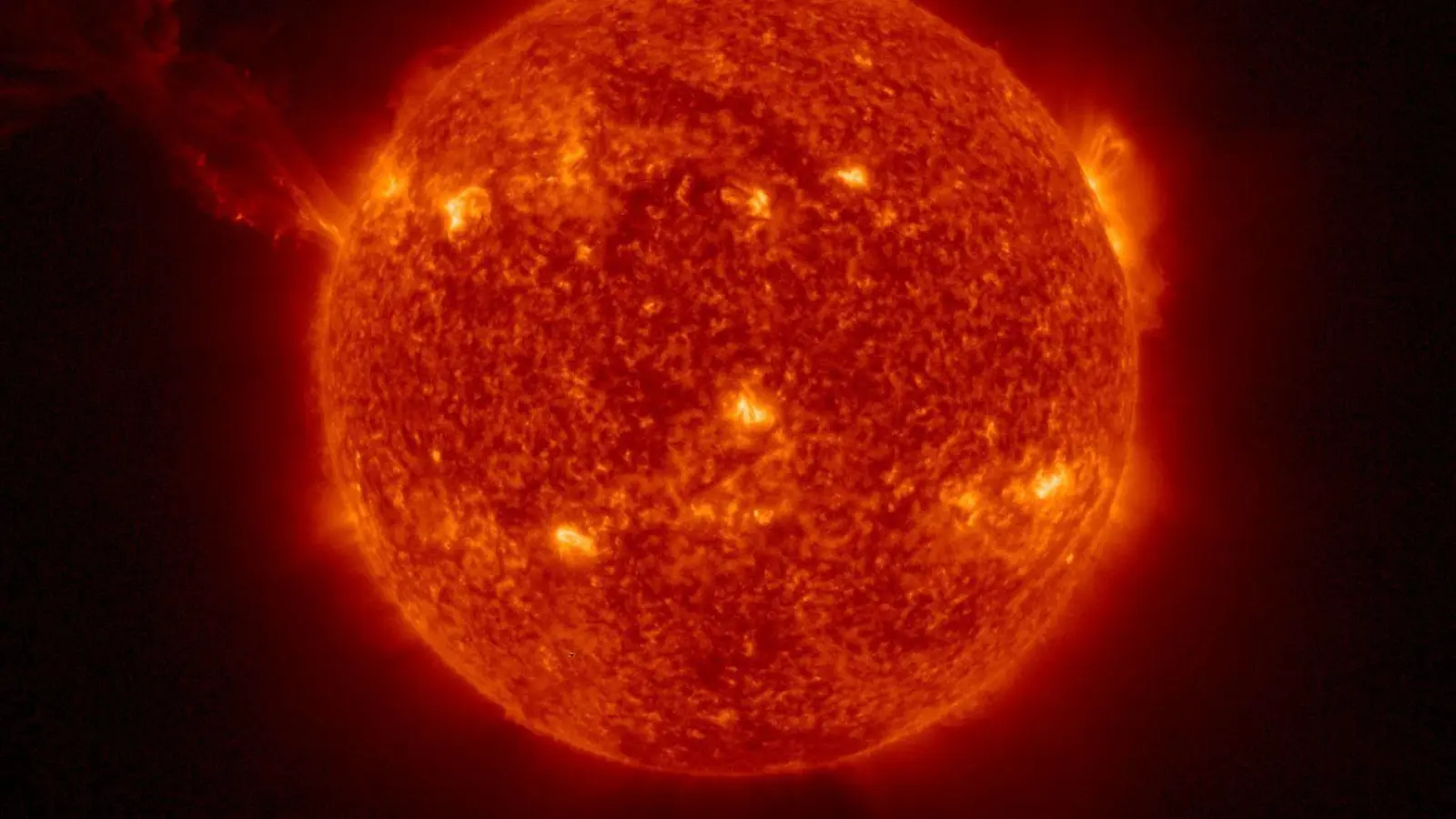 Die Sonne sendet ständig Strahlung und geladene Teilchen in den Weltraum. Diesen Teilchenstrom bezeichnet man als Sonnenwind. Ist dieser Strom für kurze Zeit und in einem begrenzten Gebiet deutlich stärker als sonst, spricht man von einer Eruption. (Foto: Solar Orbiter/EUI Team/ESA & NASA/dpa)
