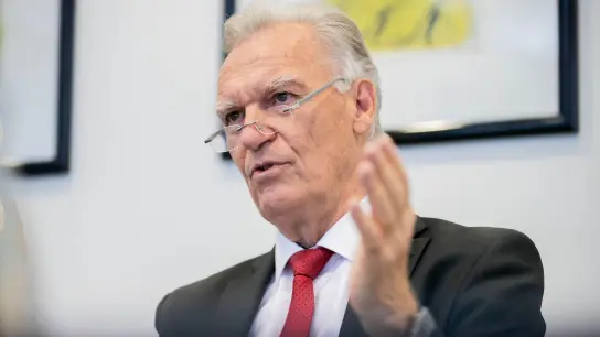 Jörg Ziercke, Bundesvorsitzender des Weißen Rings, kritisiert die bürokratischen Hürden für Gewaltopfer in Deutschland. (Foto: Christoph Soeder/WEISSER RING e. V./obs)