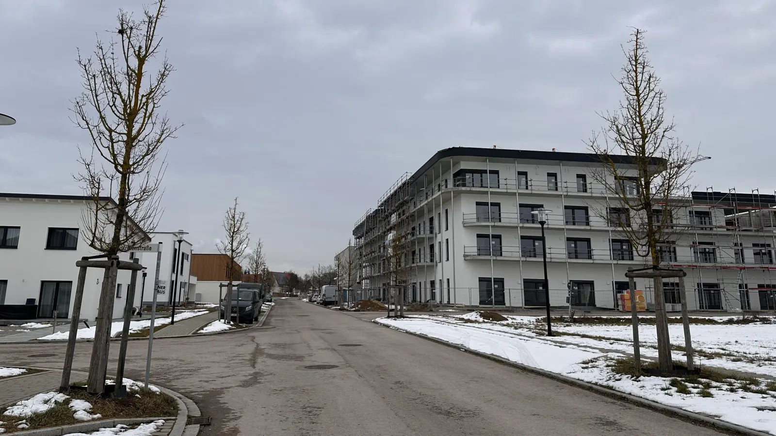 An der Zunftreigenstraßen entsteht derzeit ein Wohnbauprojekt, über das im Dinkelsbühler Stadtrat diskutiert wurde. Unter anderem ging es um eine mögliche Nutzung für Kurzzeitvermietungen. (Foto: Martina Haas)