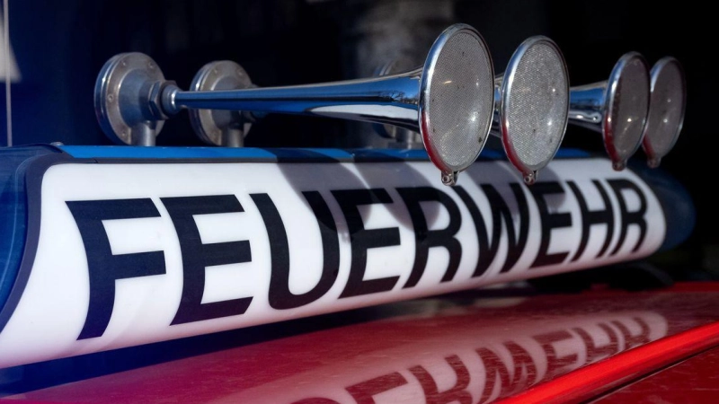 Nach einem Blitzeinschlag rückte am Sonntagabend die Ansbacher Feuerwehr aus.  (Symbolbild: Sven Hoppe/dpa)