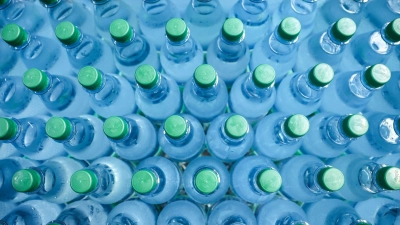Die Nachfrage vor allem nach alkoholfreien Getränken ist derzeit hoch. (Symbolbild)  (Foto: Jan Woitas/dpa)
